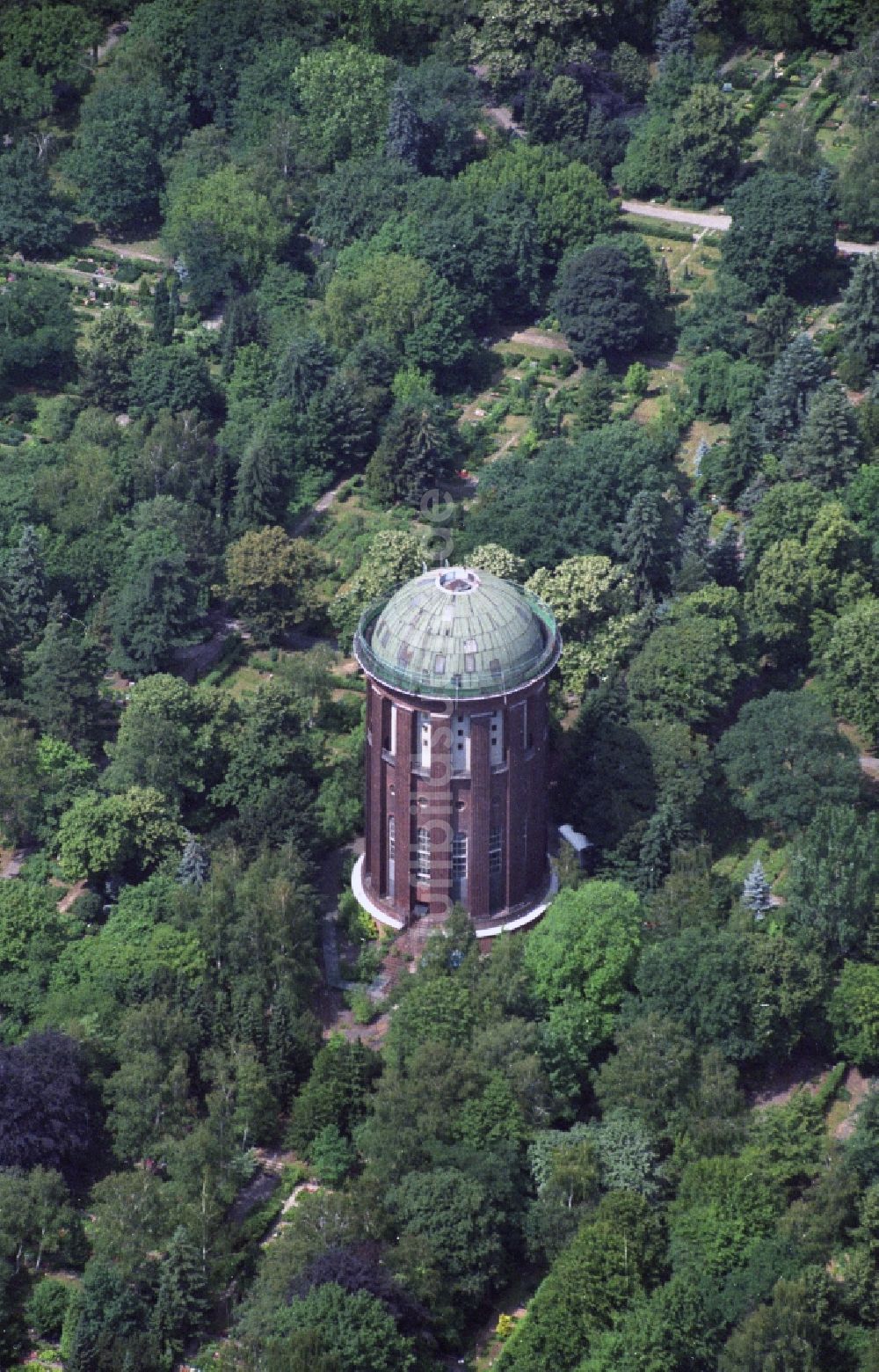 Berlin Steglitz aus der Vogelperspektive: Wasserturm des städtischen Friedhof Steglitz in Berlin