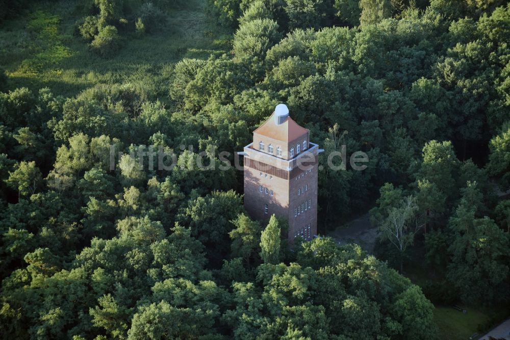 Beelitz aus der Vogelperspektive: Wasserturm mit Sternwarte an der Karl-Liebknecht-Straße in Beelitz im Bundesland Brandenburg