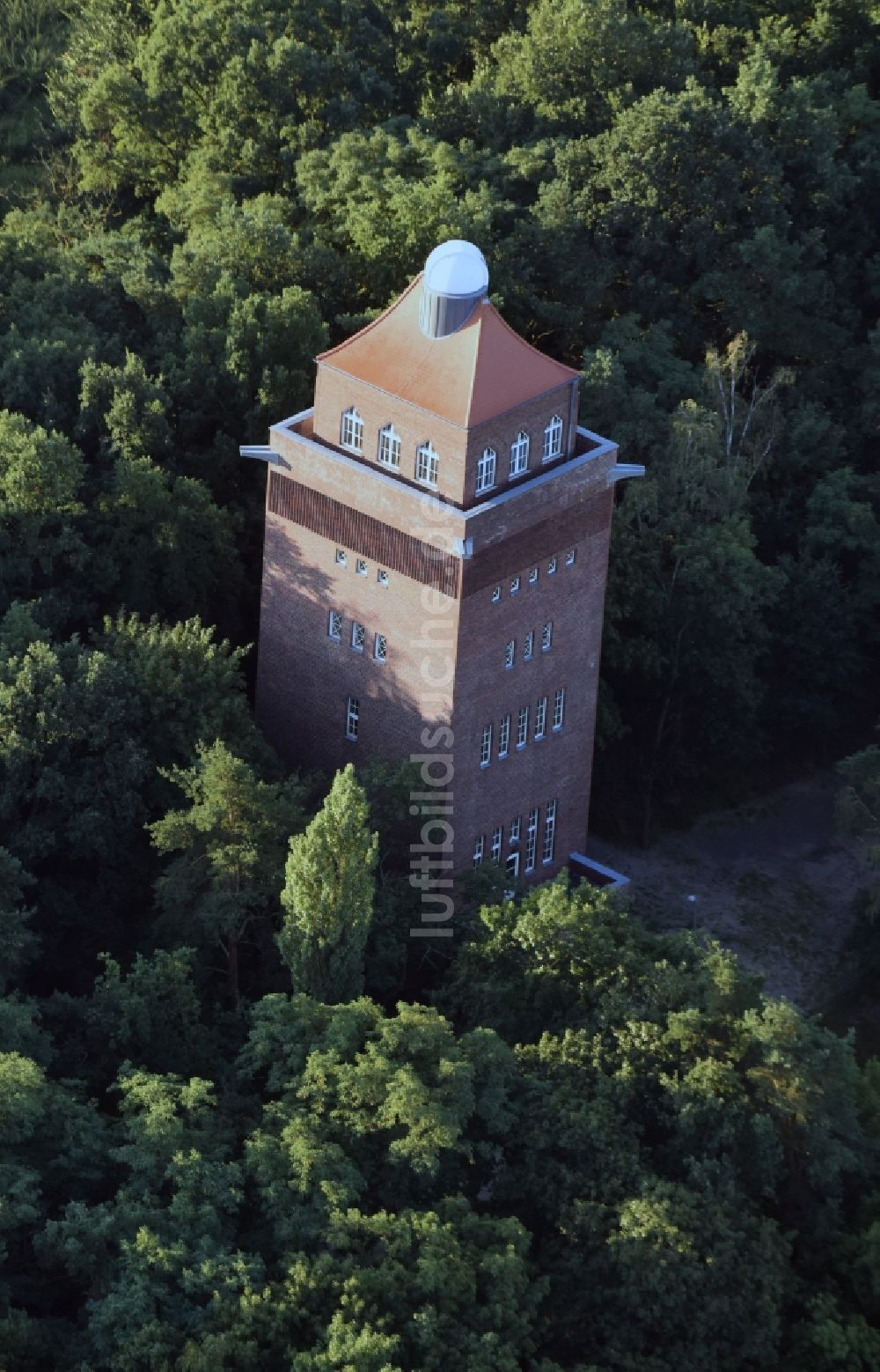 Luftbild Beelitz - Wasserturm mit Sternwarte an der Karl-Liebknecht-Straße in Beelitz im Bundesland Brandenburg