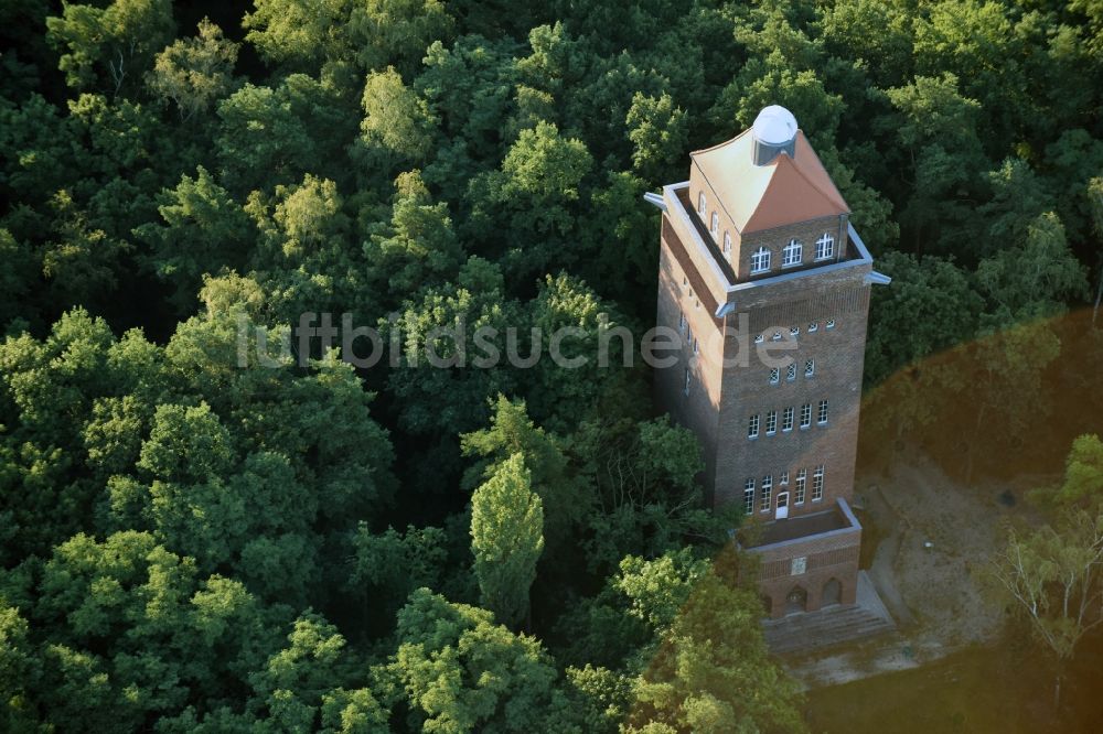 Beelitz von oben - Wasserturm mit Sternwarte an der Karl-Liebknecht-Straße in Beelitz im Bundesland Brandenburg