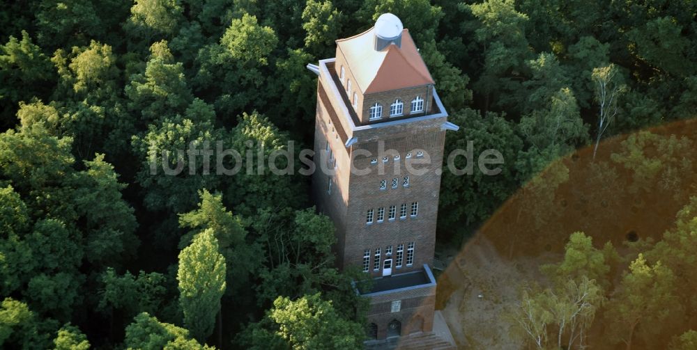 Beelitz aus der Vogelperspektive: Wasserturm mit Sternwarte an der Karl-Liebknecht-Straße in Beelitz im Bundesland Brandenburg