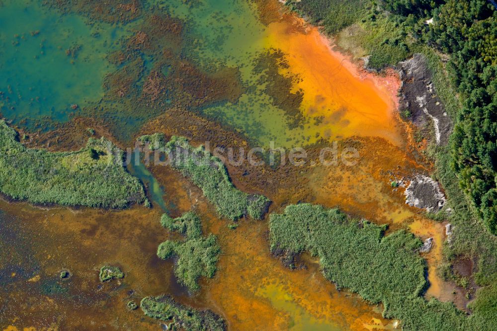 Luftbild Kolonie Fortschritt - Wasserverfärbungen in Tagebau Abraum- und Restflächen in Kolonie Fortschritt im Bundesland Brandenburg, Deutschland