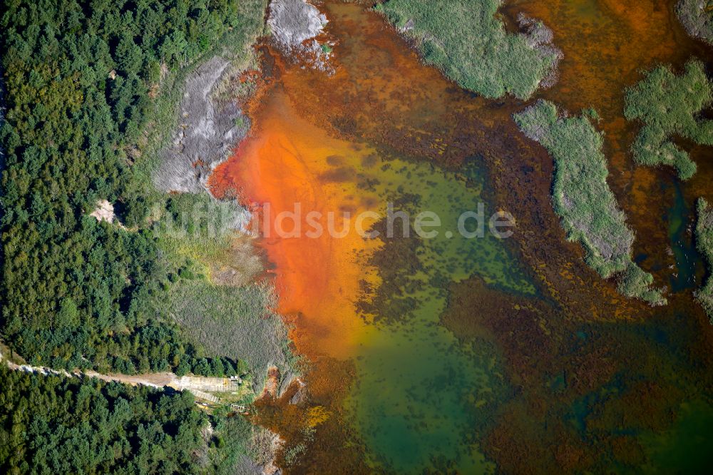 Luftaufnahme Kolonie Fortschritt - Wasserverfärbungen in Tagebau Abraum- und Restflächen in Kolonie Fortschritt im Bundesland Brandenburg, Deutschland