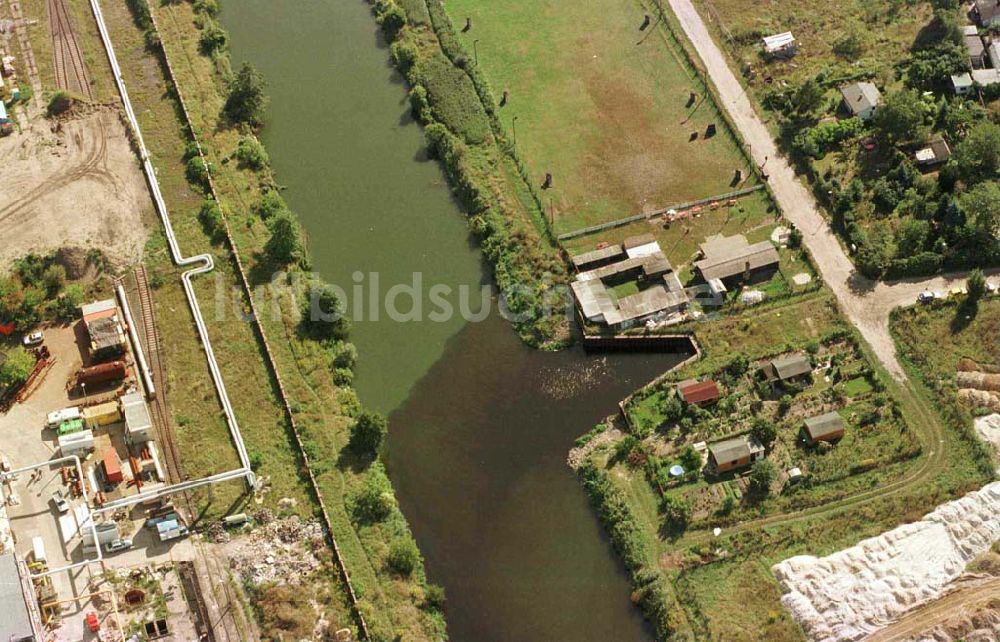 Luftbild Berlin - Wasserverschmutzungs auf dem Teltowkanal im Bereich Adlerhof