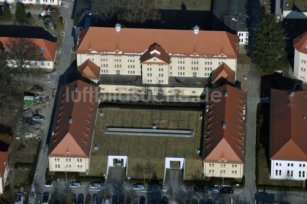 Luftaufnahme Berlin - Wasserwerk - Erdspeicher Anlage im Ortsteil Bezirk Treptow-Köpenick in Berlin