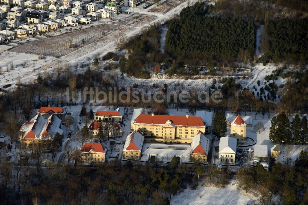 Luftaufnahme Berlin - Wasserwerk - Erdspeicher Anlage im Ortsteil Wuhlheide in Berlin