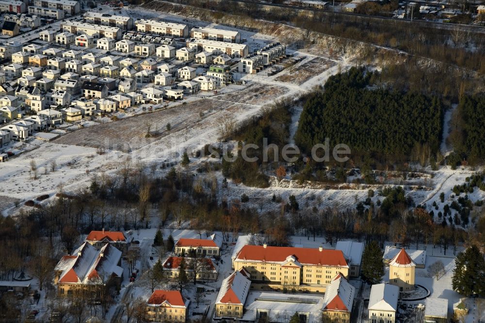 Berlin von oben - Wasserwerk - Erdspeicher Anlage im Ortsteil Wuhlheide in Berlin