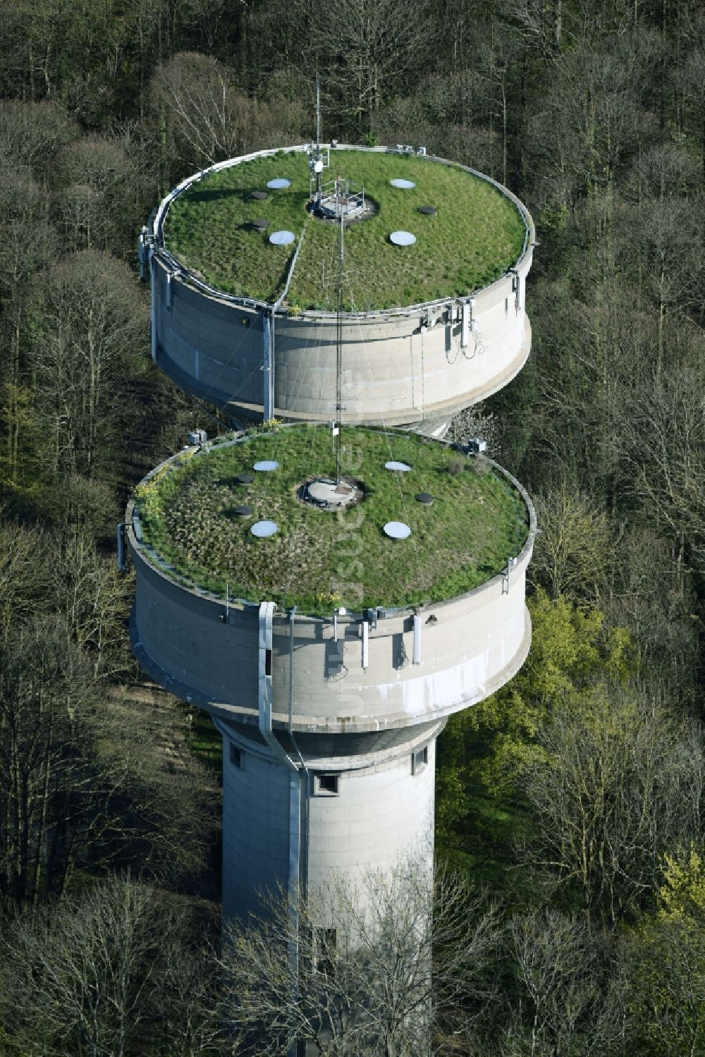 Luftaufnahme La Celle-Saint-Cloud - Wasserwerk - Hochspeicher Anlage in La Celle-Saint-Cloud in Ile-de-France, Frankreich