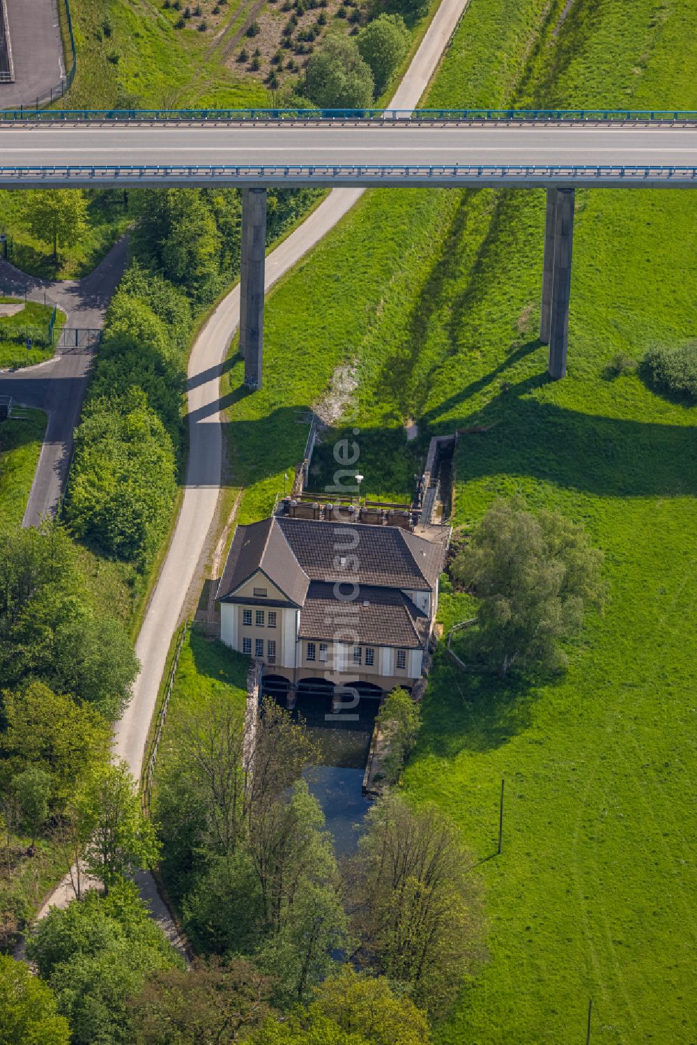 Luftaufnahme Bestwig - Wasserwerk und Wasserkraftwerk Velmede in Bestwig im Bundesland Nordrhein-Westfalen, Deutschland