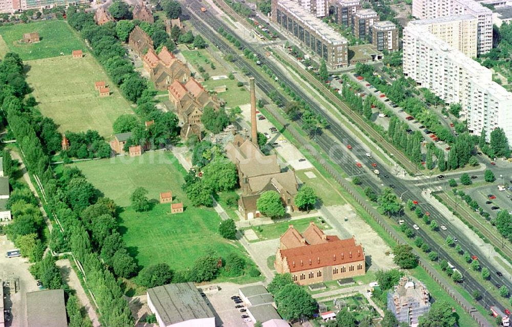 Luftbild Berlin-Lichtenberg - Wasserwerke an der Landsberger Allee in Berlin-Lichtenberg.