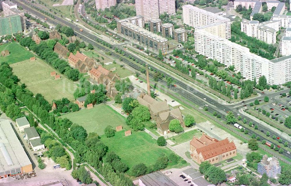 Luftaufnahme Berlin-Lichtenberg - Wasserwerke an der Landsberger Allee in Berlin-Lichtenberg.