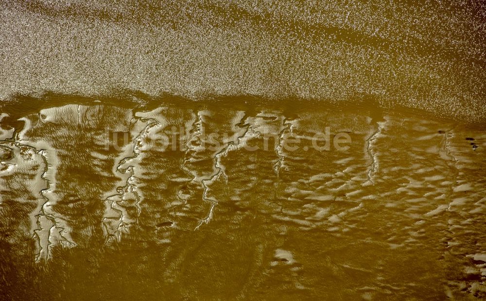 Wedel von oben - Wattenmeer - artige Sandaufspülungen am Ufer der Elbe bei Wedel im Bundesland Schleswig-Holstein