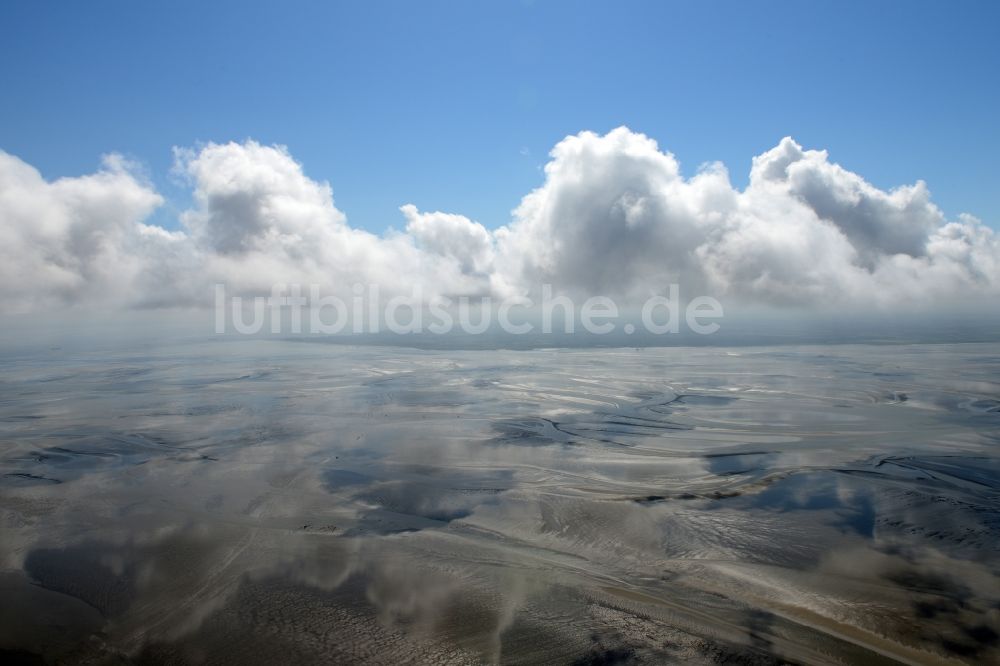 Cuxhaven aus der Vogelperspektive: Wattenmeer der Nordsee- Küste bei Cuxhaven im Bundesland Niedersachsen