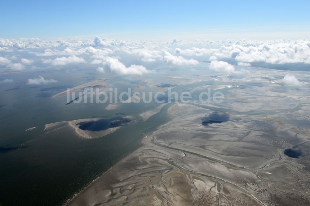 Cuxhaven von oben - Wattenmeer der Nordsee- Küste bei Cuxhaven im Bundesland Niedersachsen