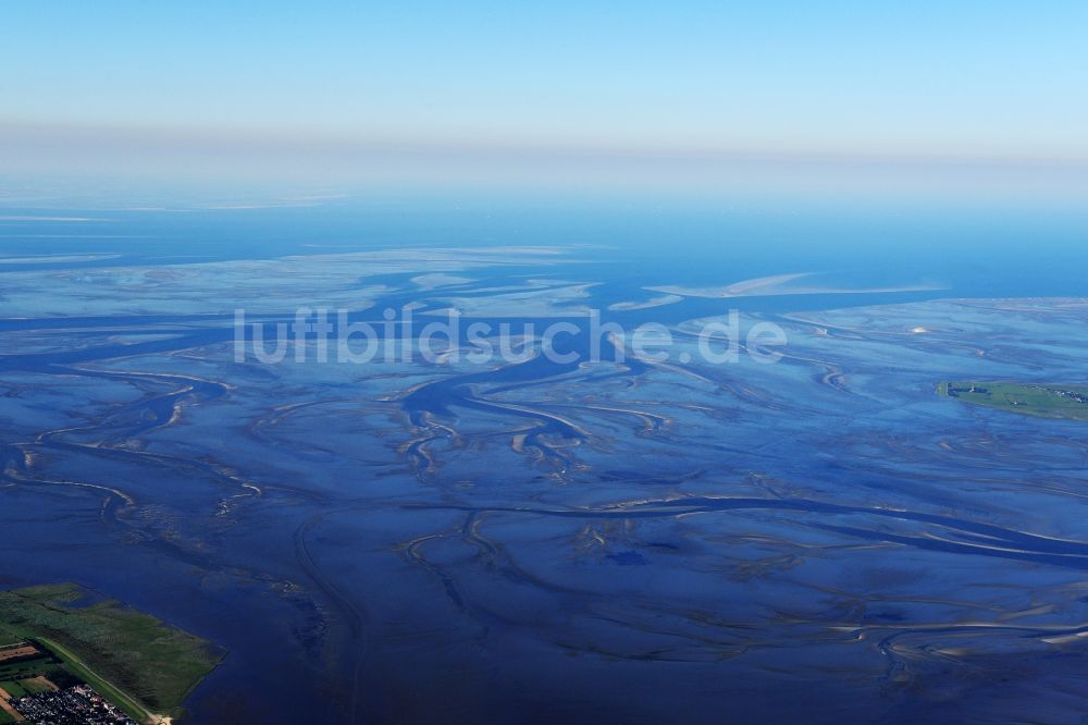 Cuxhaven von oben - Wattenmeer der Nordsee- Küste bei Cuxhaven im Bundesland Niedersachsen