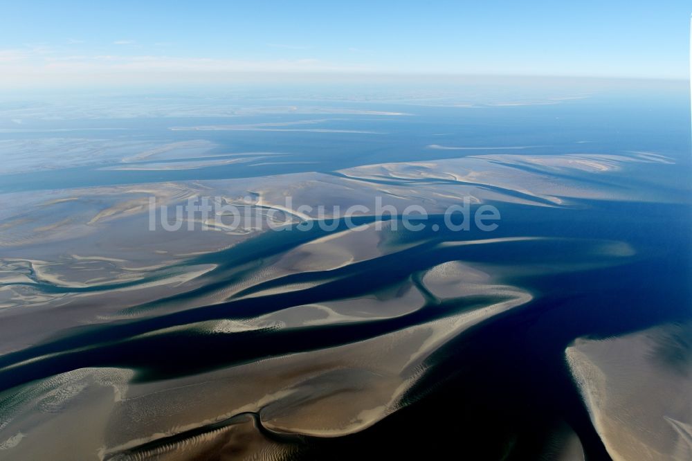 Cuxhaven aus der Vogelperspektive: Wattenmeer der Nordsee- Küste bei Cuxhaven im Bundesland Niedersachsen