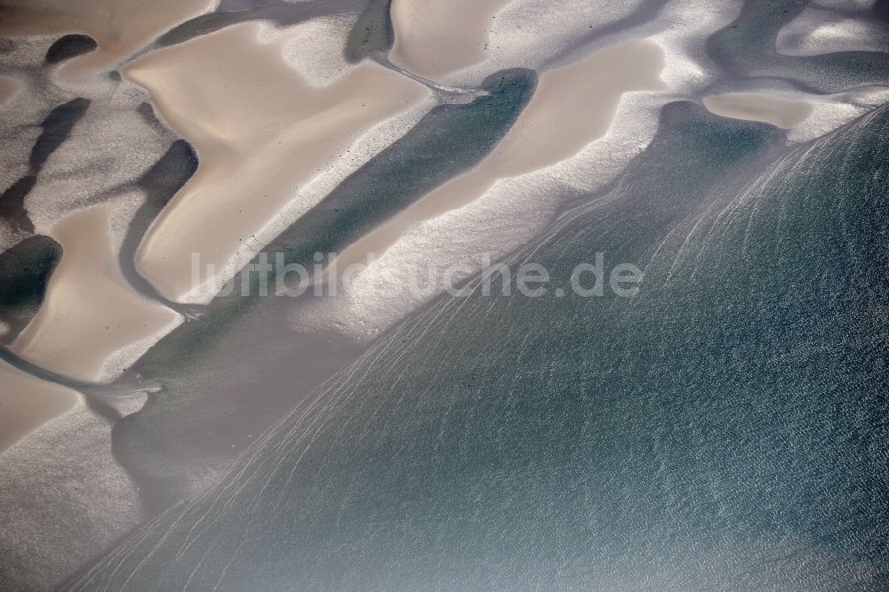 Cuxhaven aus der Vogelperspektive: Wattenmeer der Nordsee- Küste bei Cuxhaven im Bundesland Niedersachsen