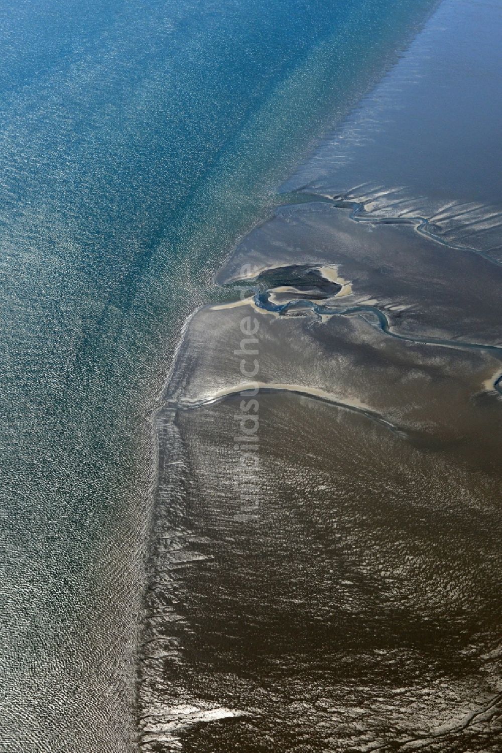 Cuxhaven von oben - Wattenmeer der Nordsee- Küste bei Cuxhaven im Bundesland Niedersachsen