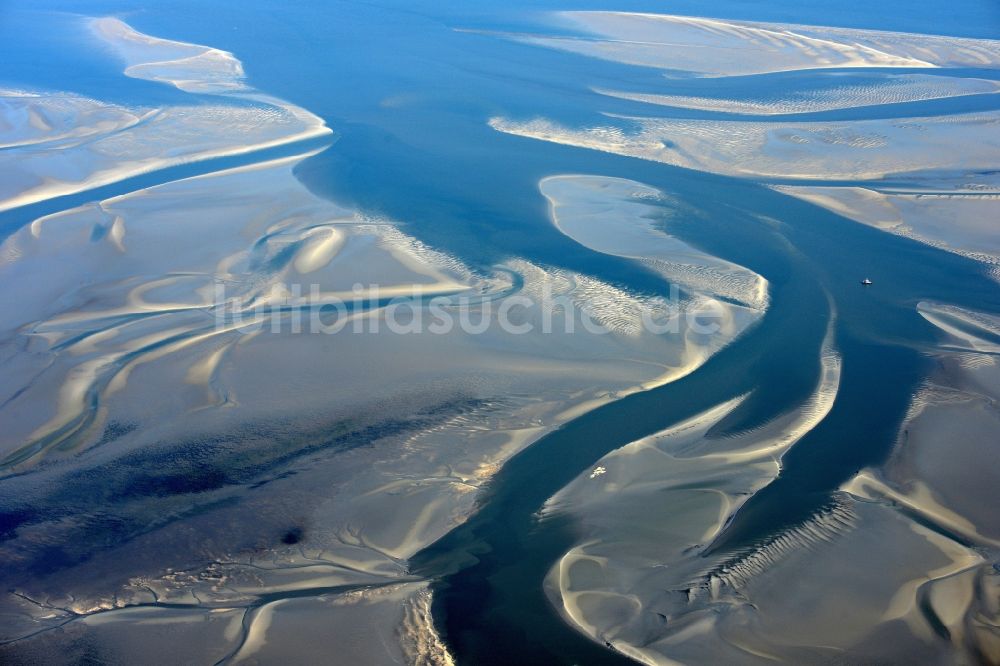 Cuxhaven von oben - Wattenmeer der Nordsee- Küste bei Cuxhaven im Bundesland Niedersachsen