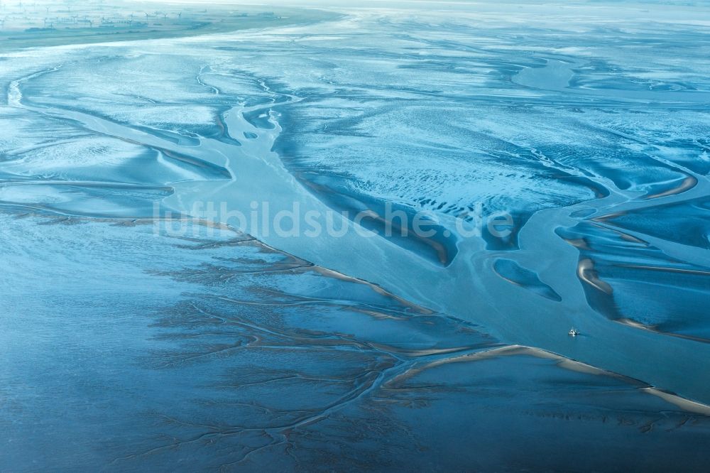 Cuxhaven aus der Vogelperspektive: Wattenmeer der Nordsee- Küste bei Cuxhaven im Bundesland Niedersachsen