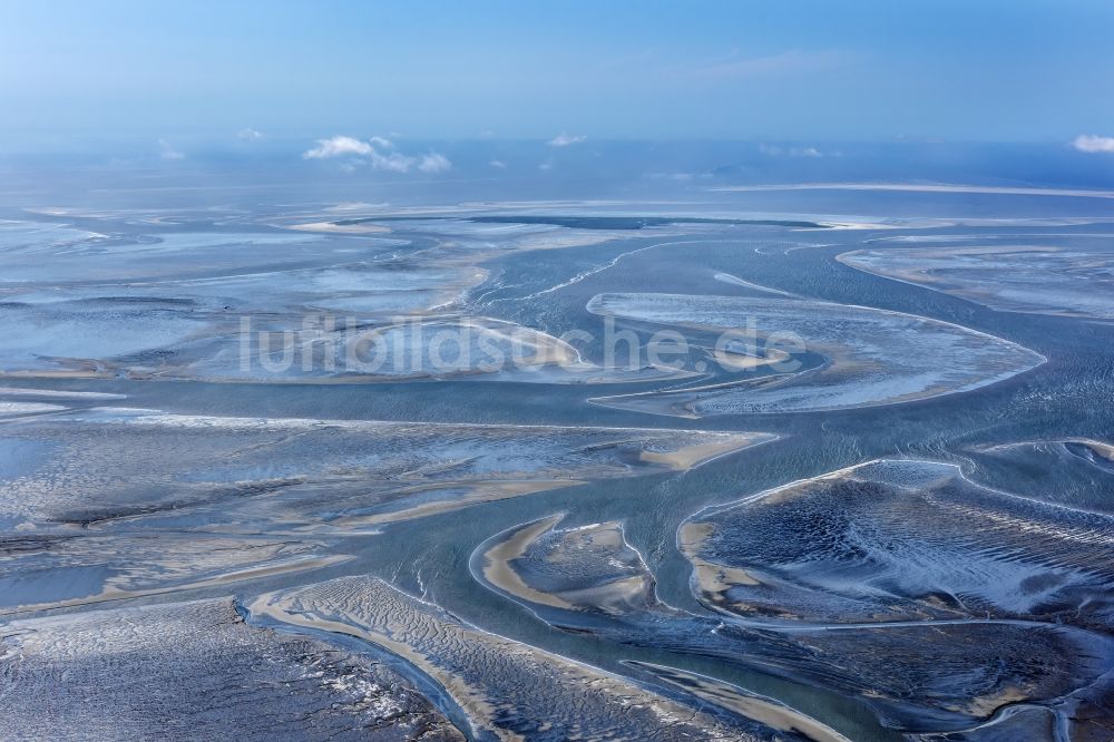 Cuxhaven aus der Vogelperspektive: Wattenmeer der Nordsee- Küste bei Cuxhaven im Bundesland Niedersachsen