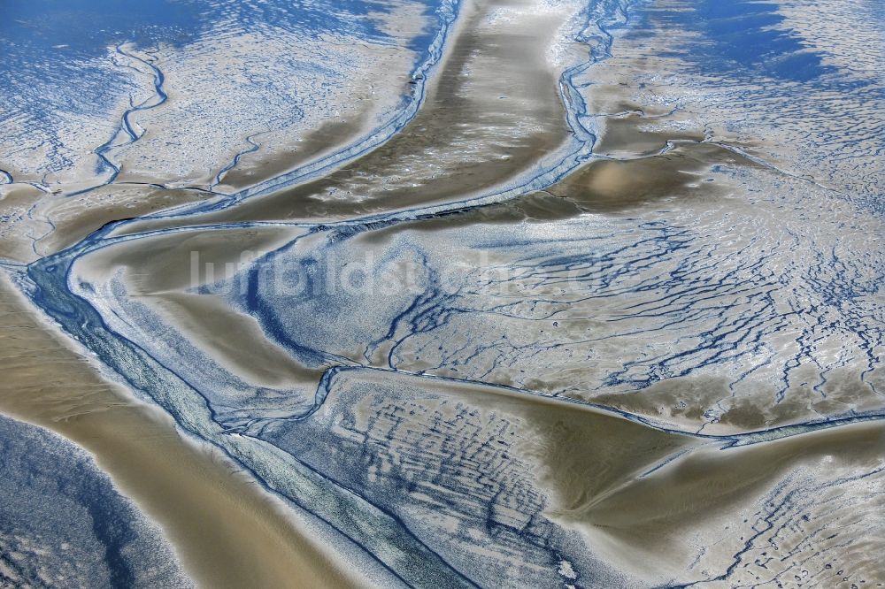 Cuxhaven von oben - Wattenmeer der Nordsee- Küste bei Cuxhaven im Bundesland Niedersachsen