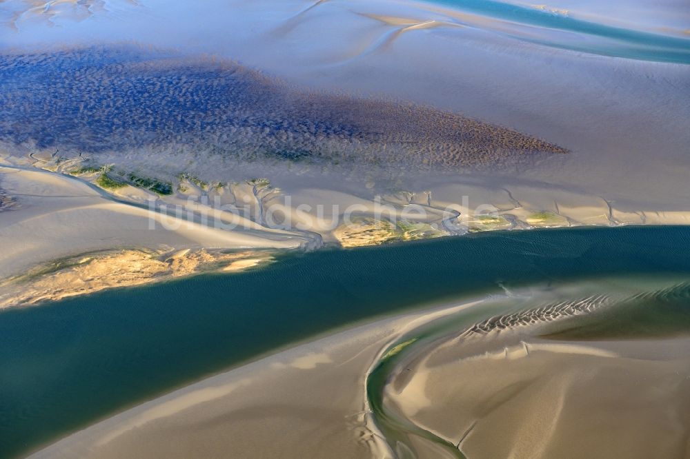 Cuxhaven aus der Vogelperspektive: Wattenmeer der Nordsee- Küste bei Cuxhaven im Bundesland Niedersachsen