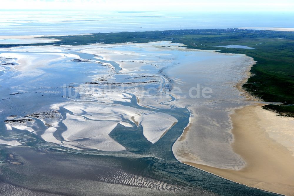 Luftaufnahme Borkum - Wattenmeer der Nordsee- Küste in Borkum im Bundesland Niedersachsen