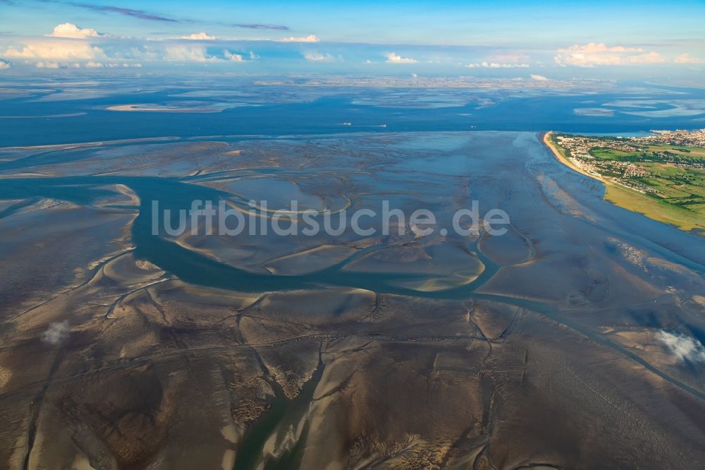 Cuxhaven von oben - Wattenmeer der Nordsee- Küste vor Cuxhaven im Bundesland Niedersachsen, Deutschland