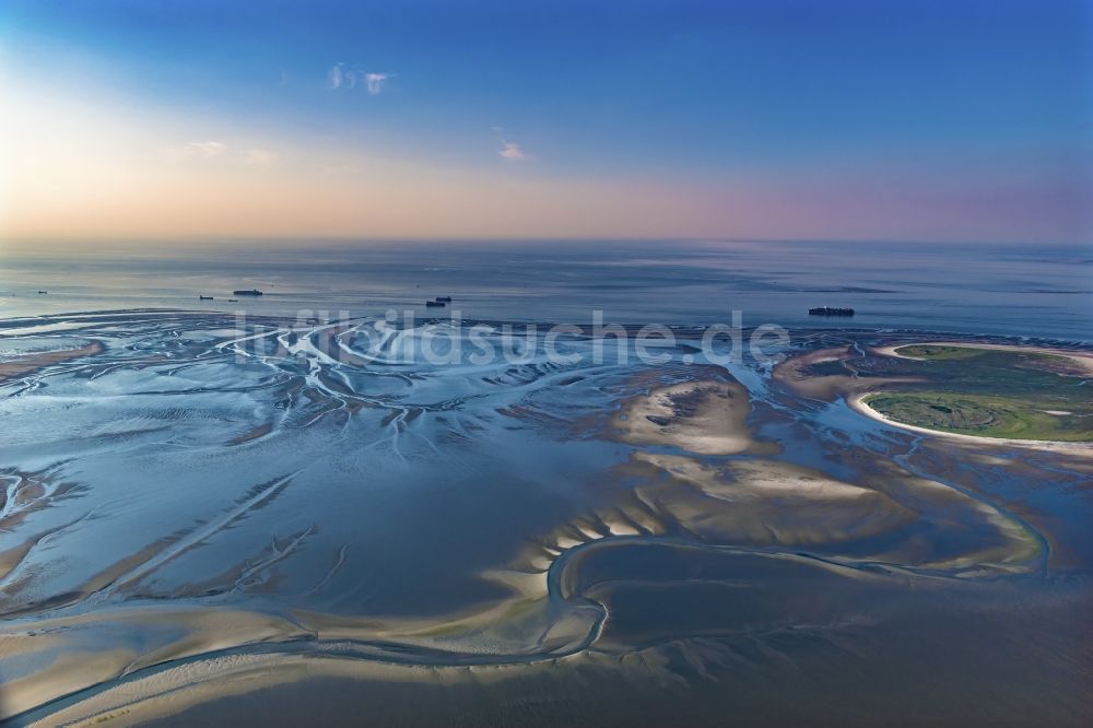 Cuxhaven aus der Vogelperspektive: Wattenmeer der Nordsee- Küste vor Cuxhaven im Bundesland Niedersachsen, Deutschland