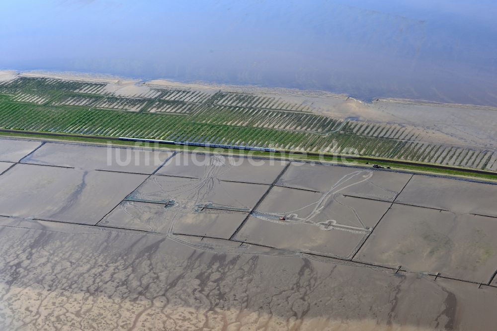 Luftaufnahme Sylt-Ost - Wattenmeer der Nordsee- Küste am Hindenburgdamm in Sylt-Ost im Bundesland Schleswig-Holstein