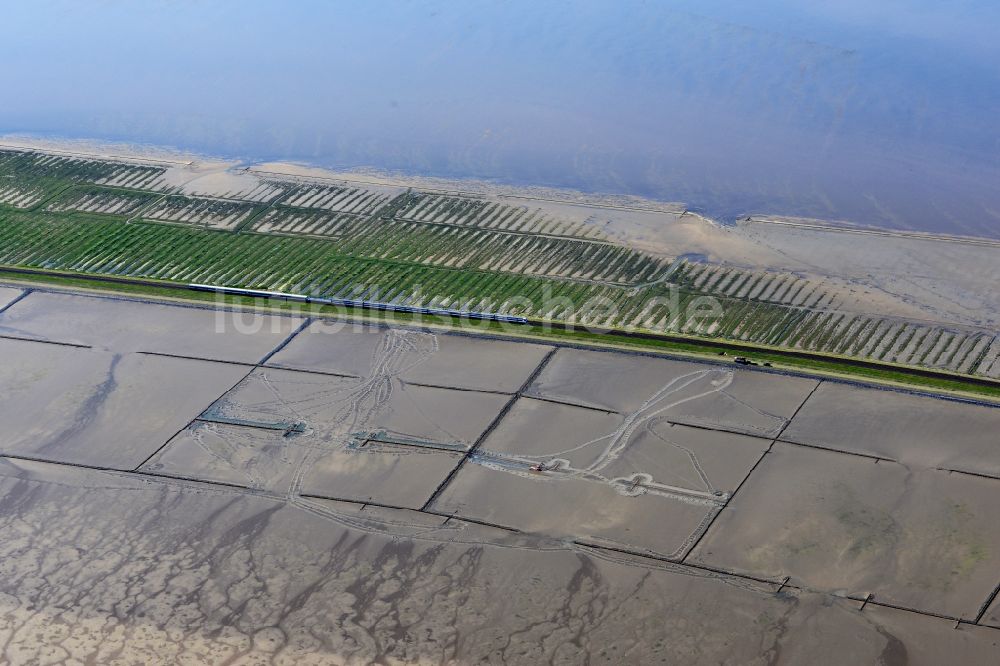 Sylt-Ost von oben - Wattenmeer der Nordsee- Küste am Hindenburgdamm in Sylt-Ost im Bundesland Schleswig-Holstein