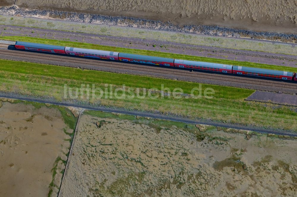 Sylt aus der Vogelperspektive: Wattenmeer der Nordsee- Küste am Hindenburgdamm in Sylt im Bundesland Schleswig-Holstein