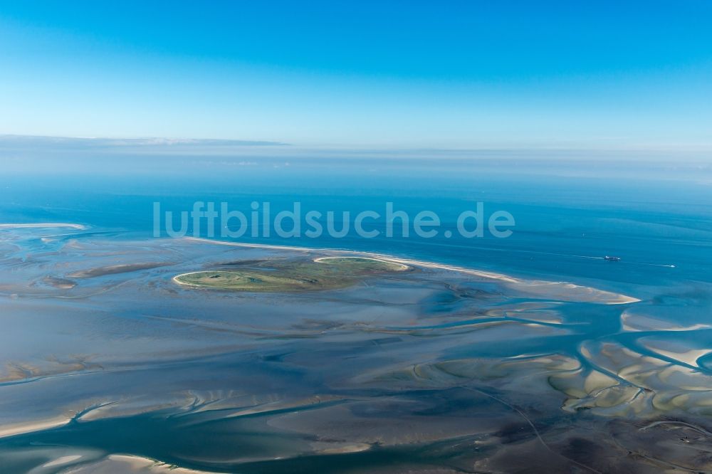 Nigehörn aus der Vogelperspektive: Wattenmeer der Nordsee- Küste der Insel in Nigehörn im Bundesland Hamburg