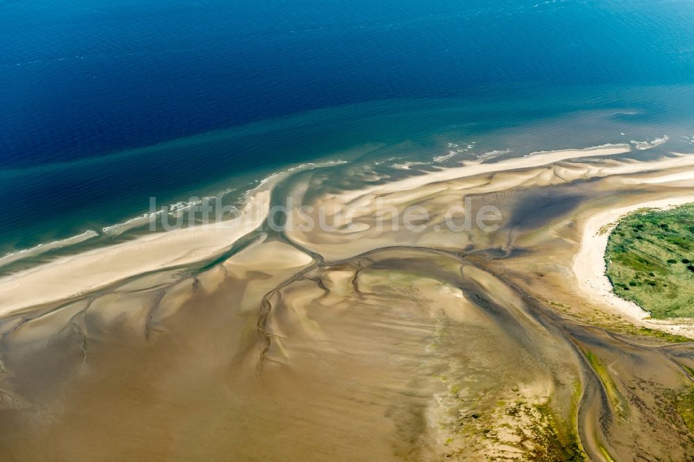 Nigehörn aus der Vogelperspektive: Wattenmeer der Nordsee- Küste der Insel in Nigehörn im Bundesland Hamburg