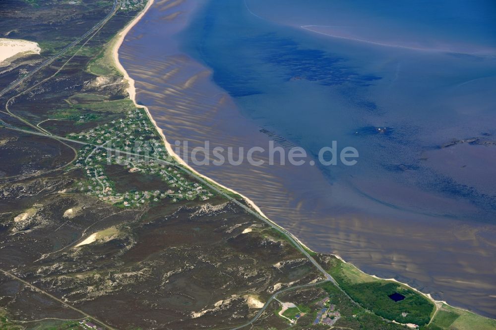 Sylt aus der Vogelperspektive: Wattenmeer der Nordsee- Küste vor der Insel in Sylt im Bundesland Schleswig-Holstein