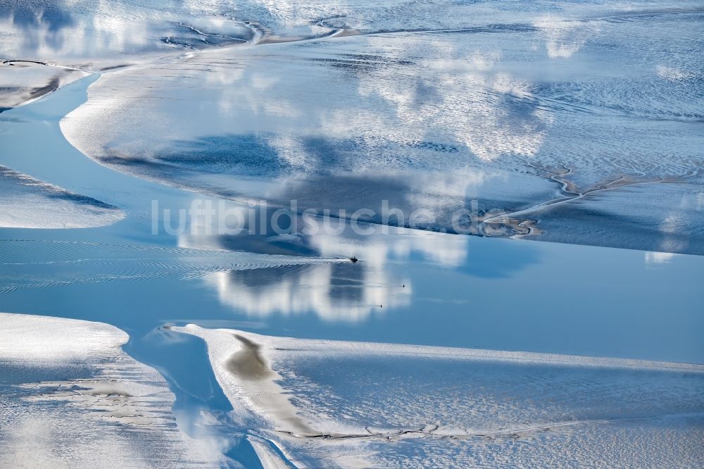 Luftbild Vollerwiek - Wattenmeer der Nordsee- Küste Krabbenkutter in den Spiegelung der Wolken beim Eidersperrwerk im Bundesland Schleswig-Holstein