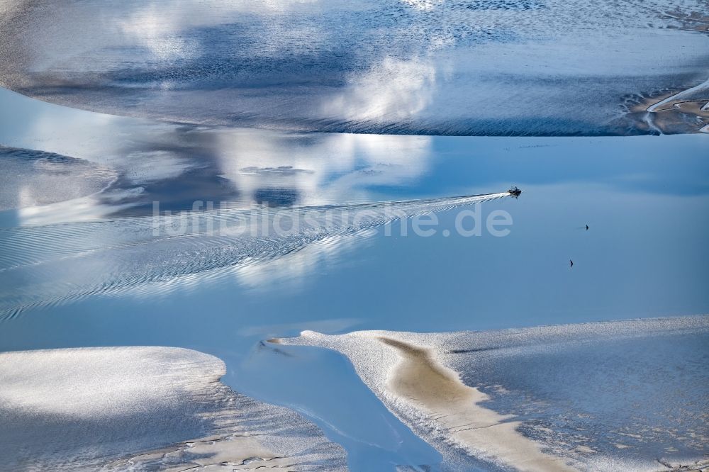 Luftaufnahme Vollerwiek - Wattenmeer der Nordsee- Küste Krabbenkutter in den Spiegelung der Wolken beim Eidersperrwerk im Bundesland Schleswig-Holstein