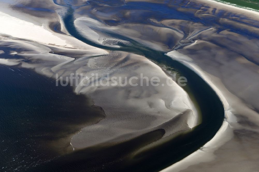 Pellworm aus der Vogelperspektive: Wattenmeer der Nordsee- Küste in Pellworm im Bundesland Schleswig-Holstein