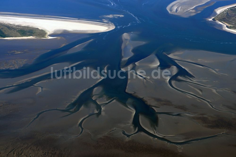 Spiekeroog aus der Vogelperspektive: Wattenmeer Priele vor Spiekeroog an der Nordseeküste im Bundesland Niedersachsen