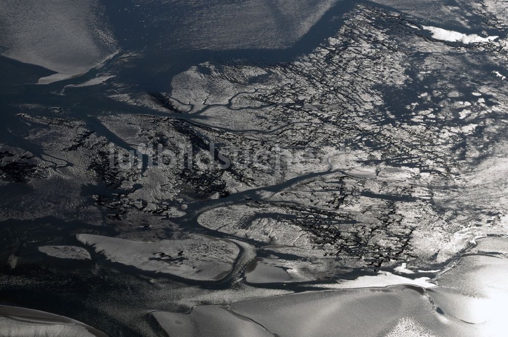 Luftaufnahme Spiekeroog - Wattenmeer Priele vor Spiekeroog an der Nordseeküste im Bundesland Niedersachsen