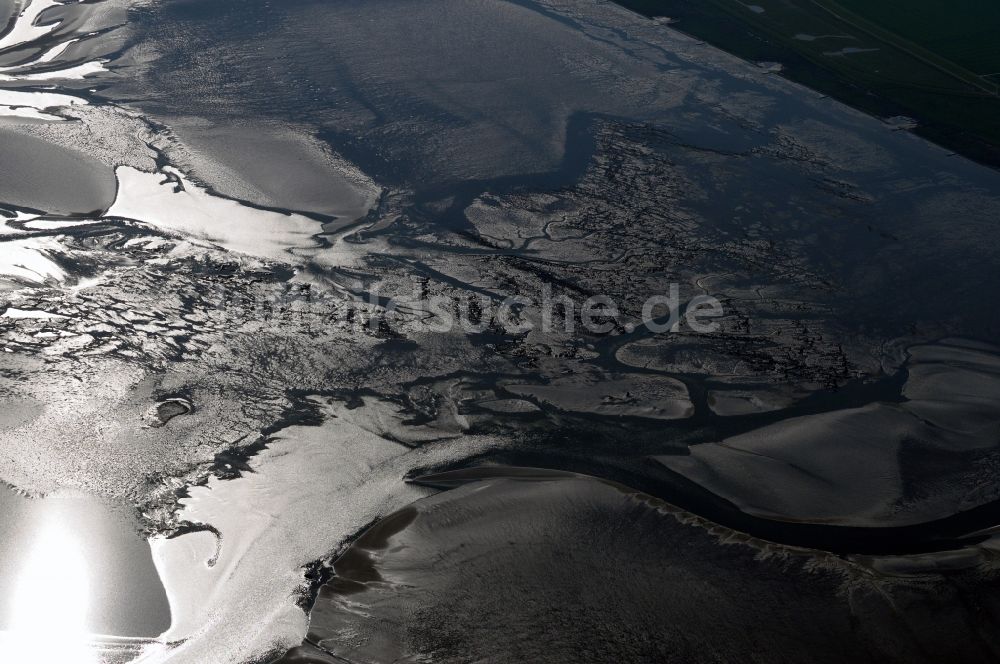 Spiekeroog aus der Vogelperspektive: Wattenmeer Priele vor Spiekeroog an der Nordseeküste im Bundesland Niedersachsen