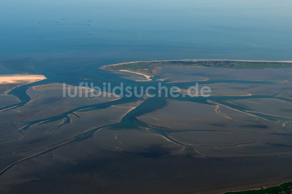 Spiekeroog aus der Vogelperspektive: Wattenmeer Priele vor Spiekeroog an der Nordseeküste im Bundesland Niedersachsen