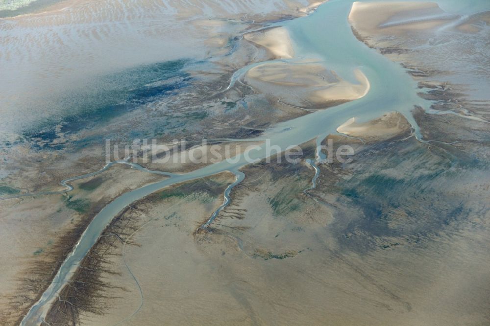 Ameland aus der Vogelperspektive: Wattlandschaft vor der westfriesischen Nordsee Insel Ameland in den Niederlanden