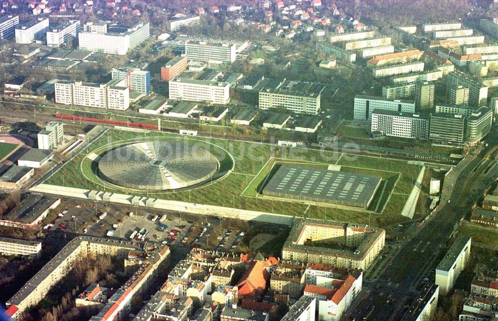 Berlin - Friedrichshain aus der Vogelperspektive: Wegen Grundstücksstreitigkeiten noch nicht restlos fertiggestelltes Areal des Velodrom an der Landsberger Allee.