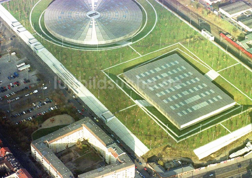 Berlin - Friedrichshain aus der Vogelperspektive: Wegen Grundstücksstreitigkeiten noch nicht restlos fertiggestelltes Areal des Velodrom an der Landsberger Allee.