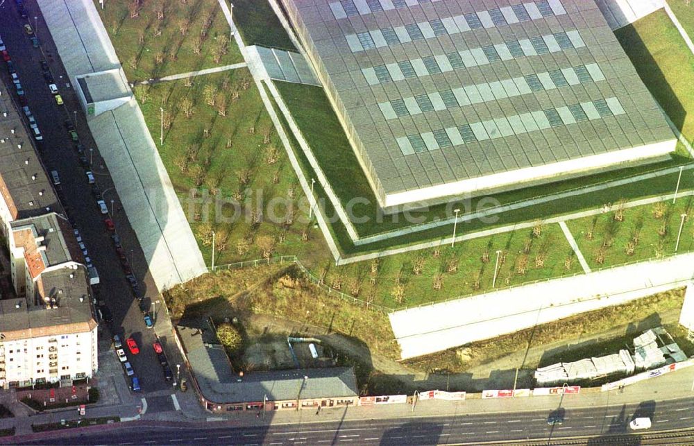 Luftbild Berlin - Friedrichshain - Wegen Grundstücksstreitigkeiten noch nicht restlos fertiggestelltes Areal des Velodrom an der Landsberger Allee.