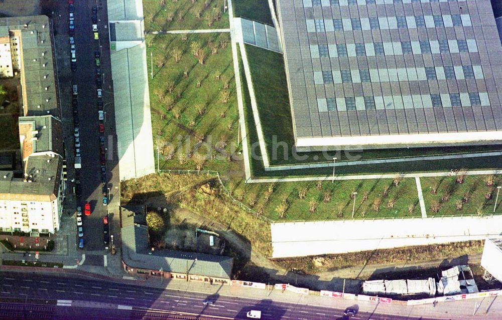 Berlin - Friedrichshain von oben - Wegen Grundstücksstreitigkeiten noch nicht restlos fertiggestelltes Areal des Velodrom an der Landsberger Allee.