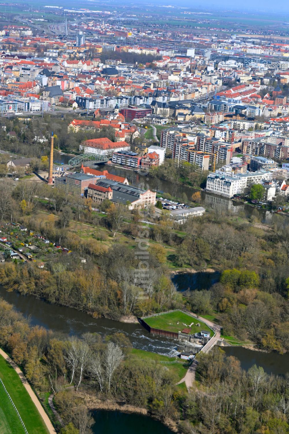 Halle (Saale) von oben - Wehr am Ufer des Flußverlauf der Elisabeth-Saale in Halle (Saale) im Bundesland Sachsen-Anhalt, Deutschland