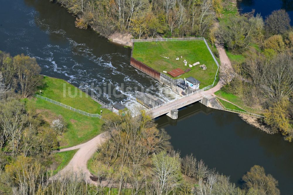 Luftaufnahme Halle (Saale) - Wehr am Ufer des Flußverlauf der Elisabeth-Saale in Halle (Saale) im Bundesland Sachsen-Anhalt, Deutschland